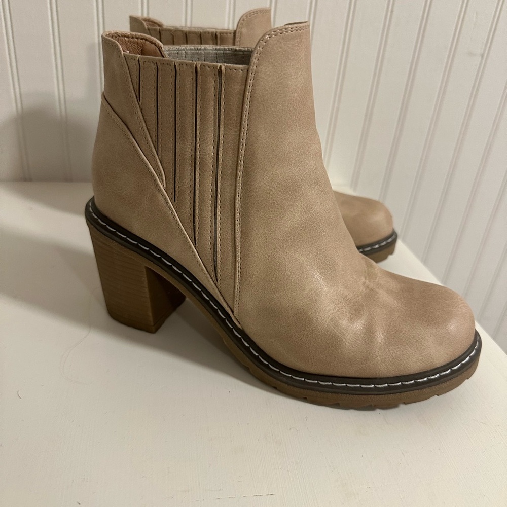 Corky tan heeled boots size 8